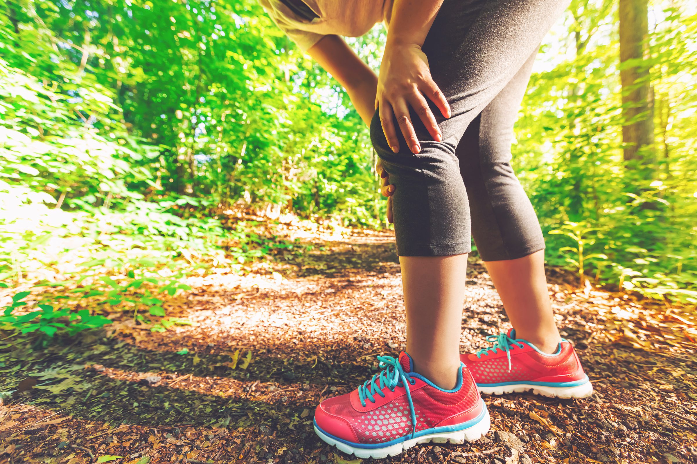 Woman running with knee pain or soreness
